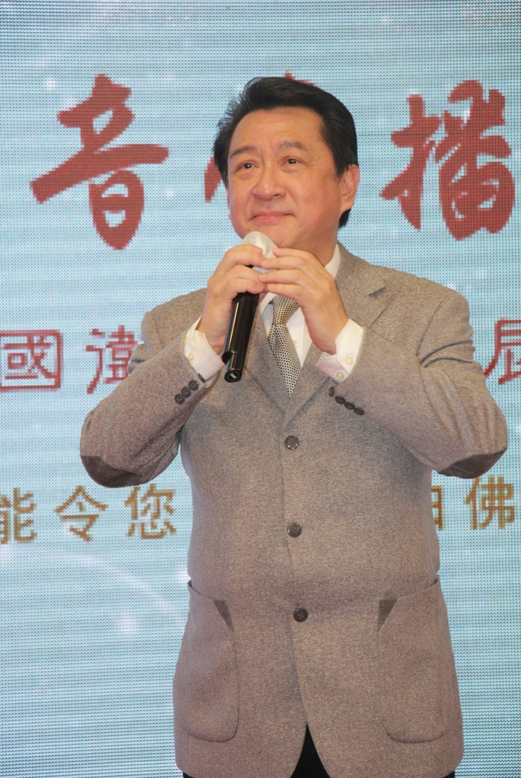 淡出影壇學佛！昔日武俠小生「改行當佛學講師」　結褵35年「67歲不科學逆齡」近況曝光