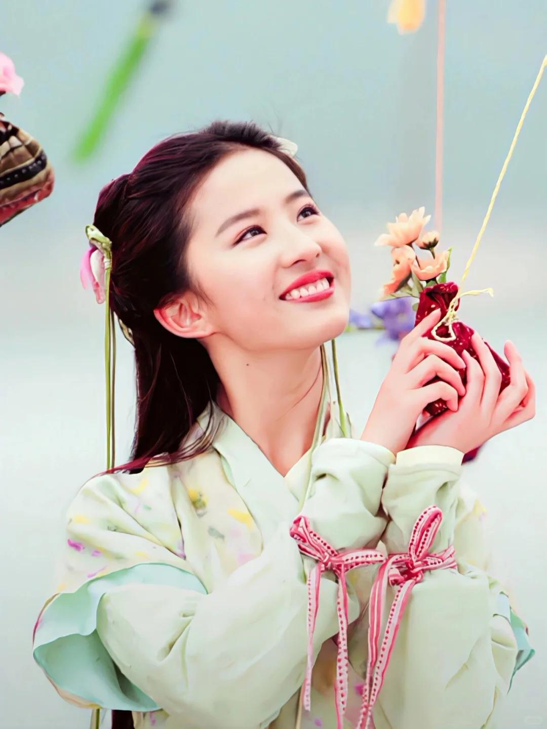 手拿40萬名牌包！資深女星「私下遛狗被巧遇」　一轉身「素顏完美狀態」網驚嘆：以為是少女