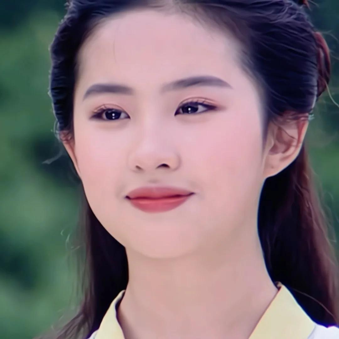 手拿40萬名牌包！資深女星「私下遛狗被巧遇」　一轉身「素顏完美狀態」網驚嘆：以為是少女