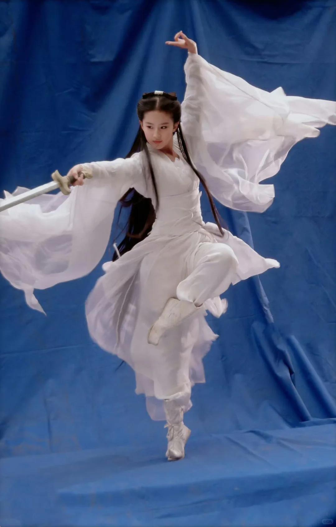 手拿40萬名牌包！資深女星「私下遛狗被巧遇」　一轉身「素顏完美狀態」網驚嘆：以為是少女