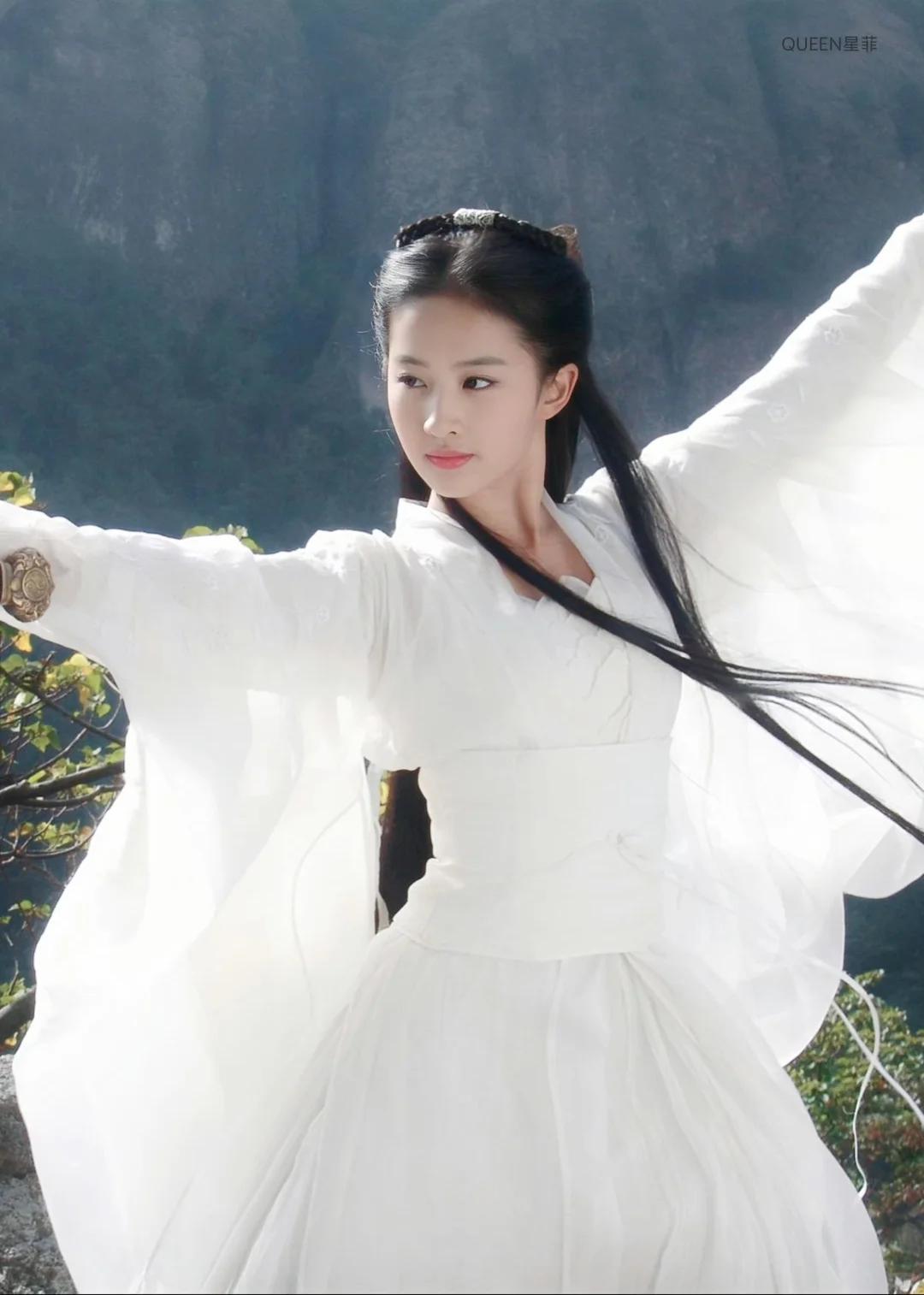 手拿40萬名牌包！資深女星「私下遛狗被巧遇」　一轉身「素顏完美狀態」網驚嘆：以為是少女