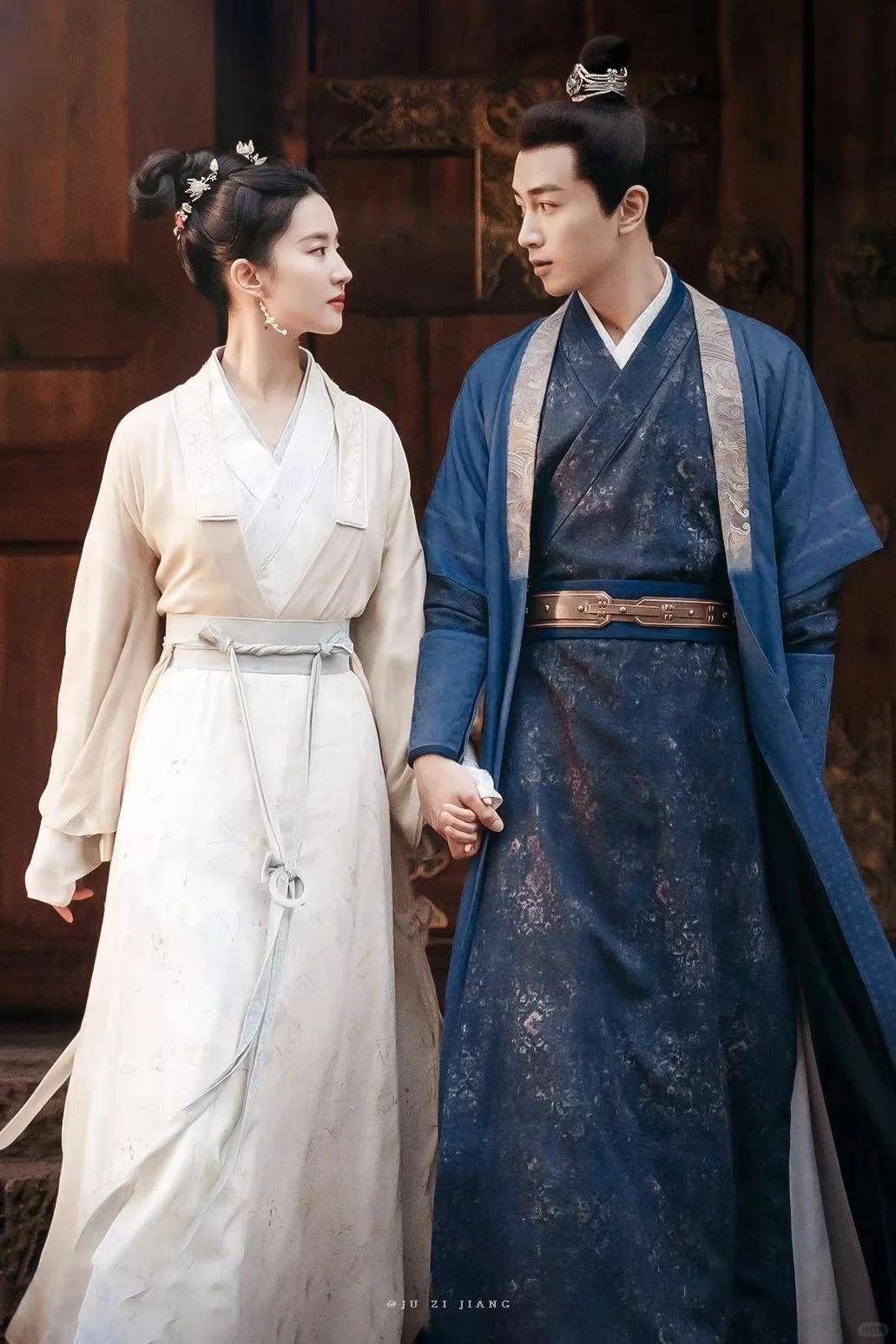 手拿40萬名牌包！資深女星「私下遛狗被巧遇」　一轉身「素顏完美狀態」網驚嘆：以為是少女