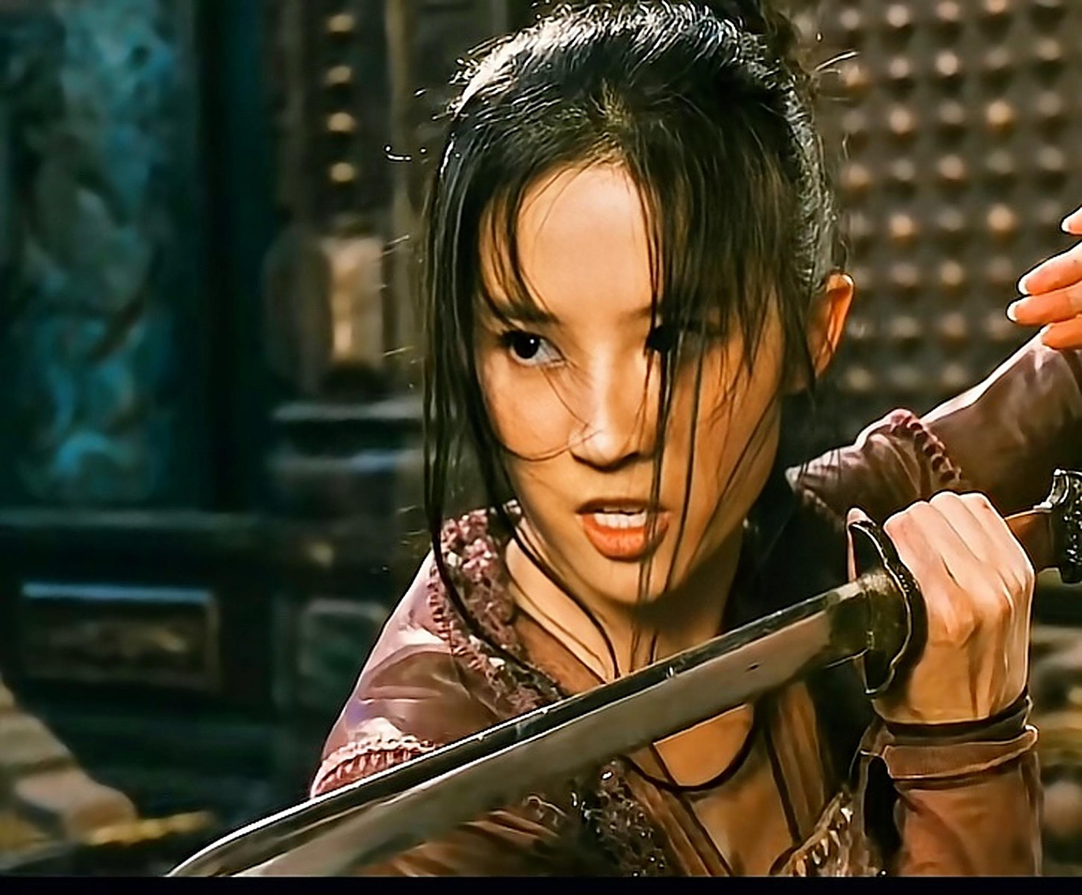 手拿40萬名牌包！資深女星「私下遛狗被巧遇」　一轉身「素顏完美狀態」網驚嘆：以為是少女