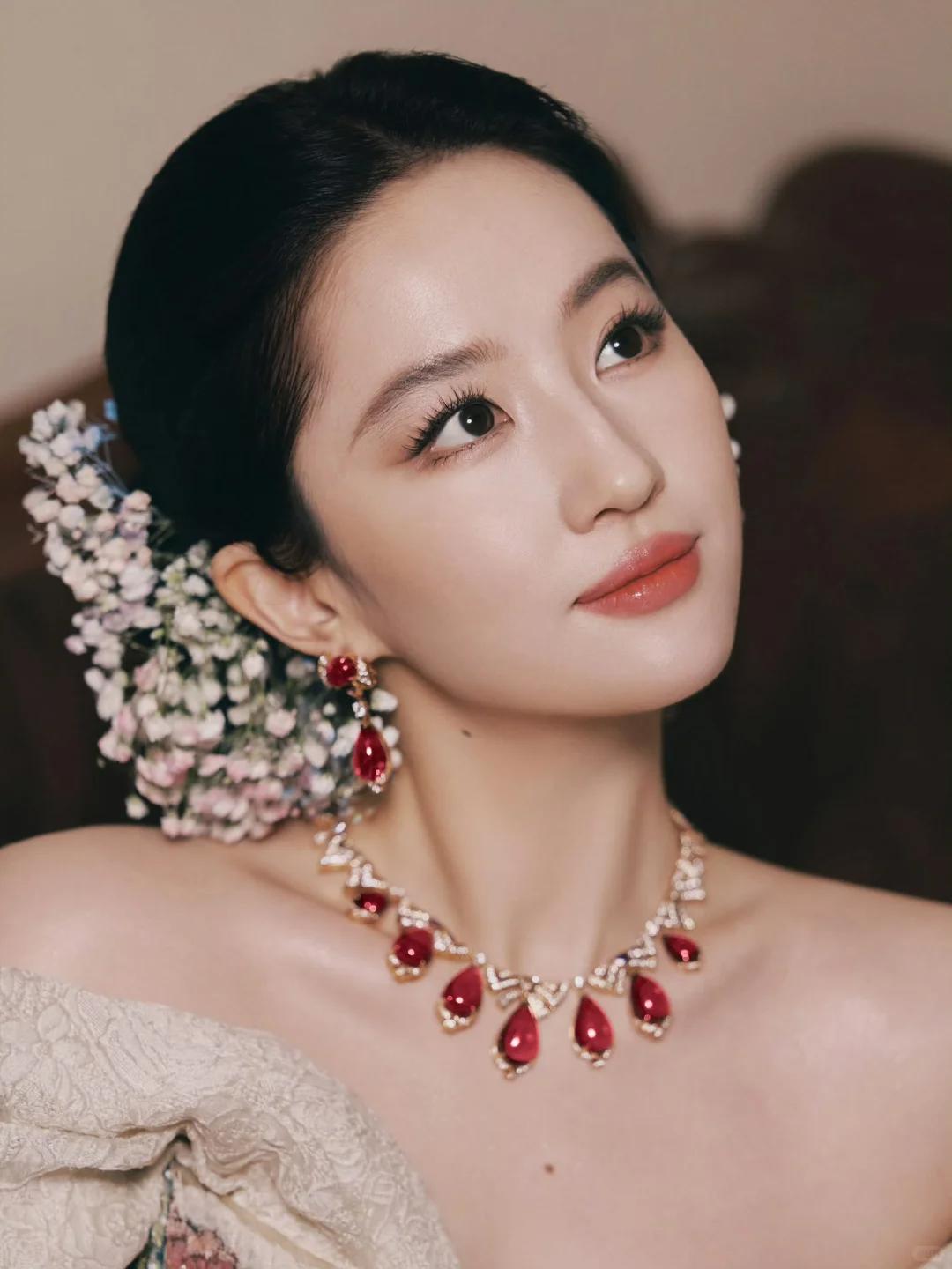 手拿40萬名牌包！資深女星「私下遛狗被巧遇」　一轉身「素顏完美狀態」網驚嘆：以為是少女