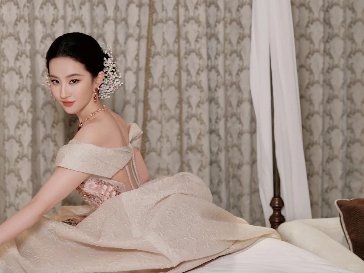 手拿40萬名牌包！資深女星「私下遛狗被巧遇」　一轉身「素顏完美狀態」網驚嘆：以為是少女