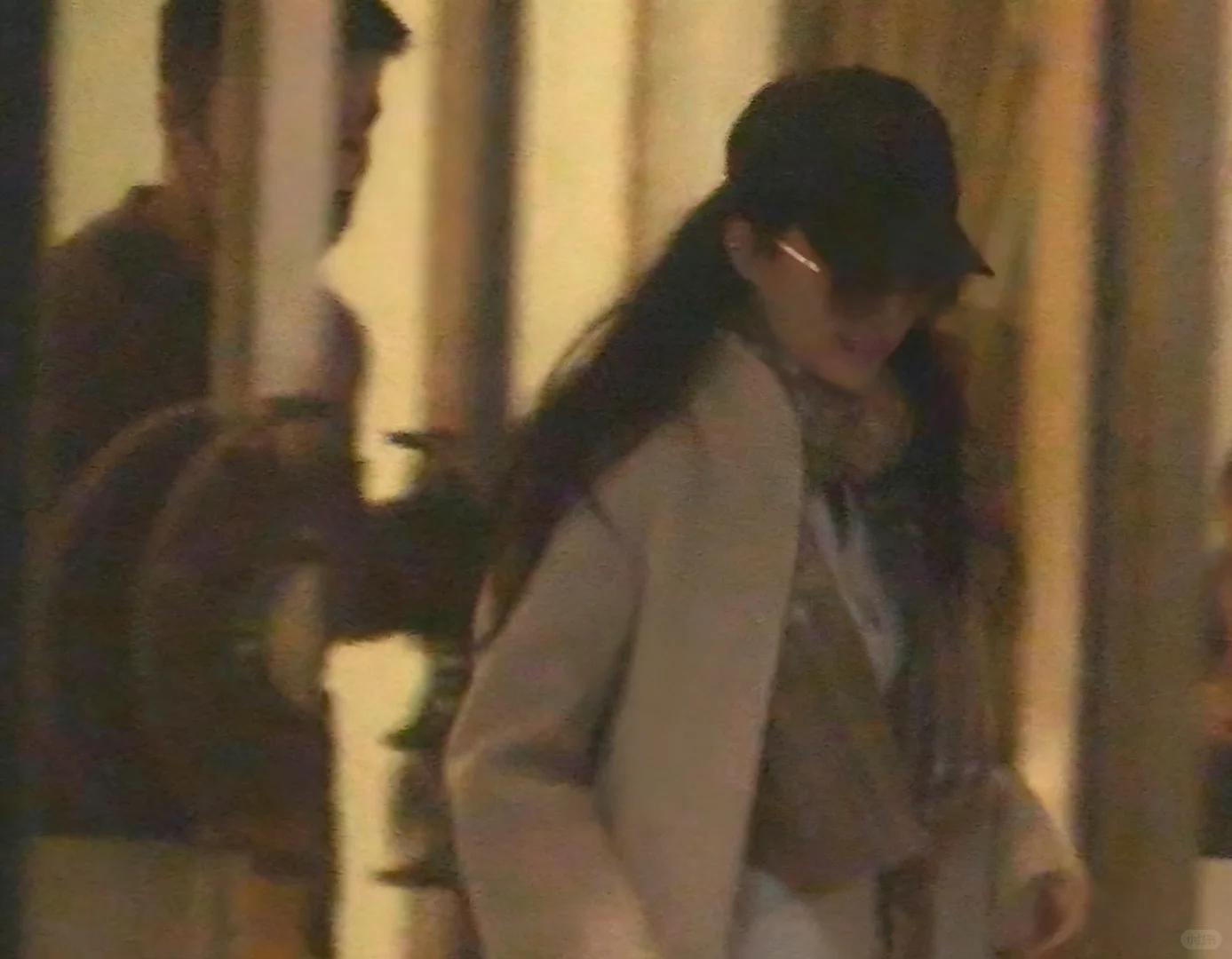 手拿40萬名牌包！資深女星「私下遛狗被巧遇」　一轉身「素顏完美狀態」網驚嘆：以為是少女