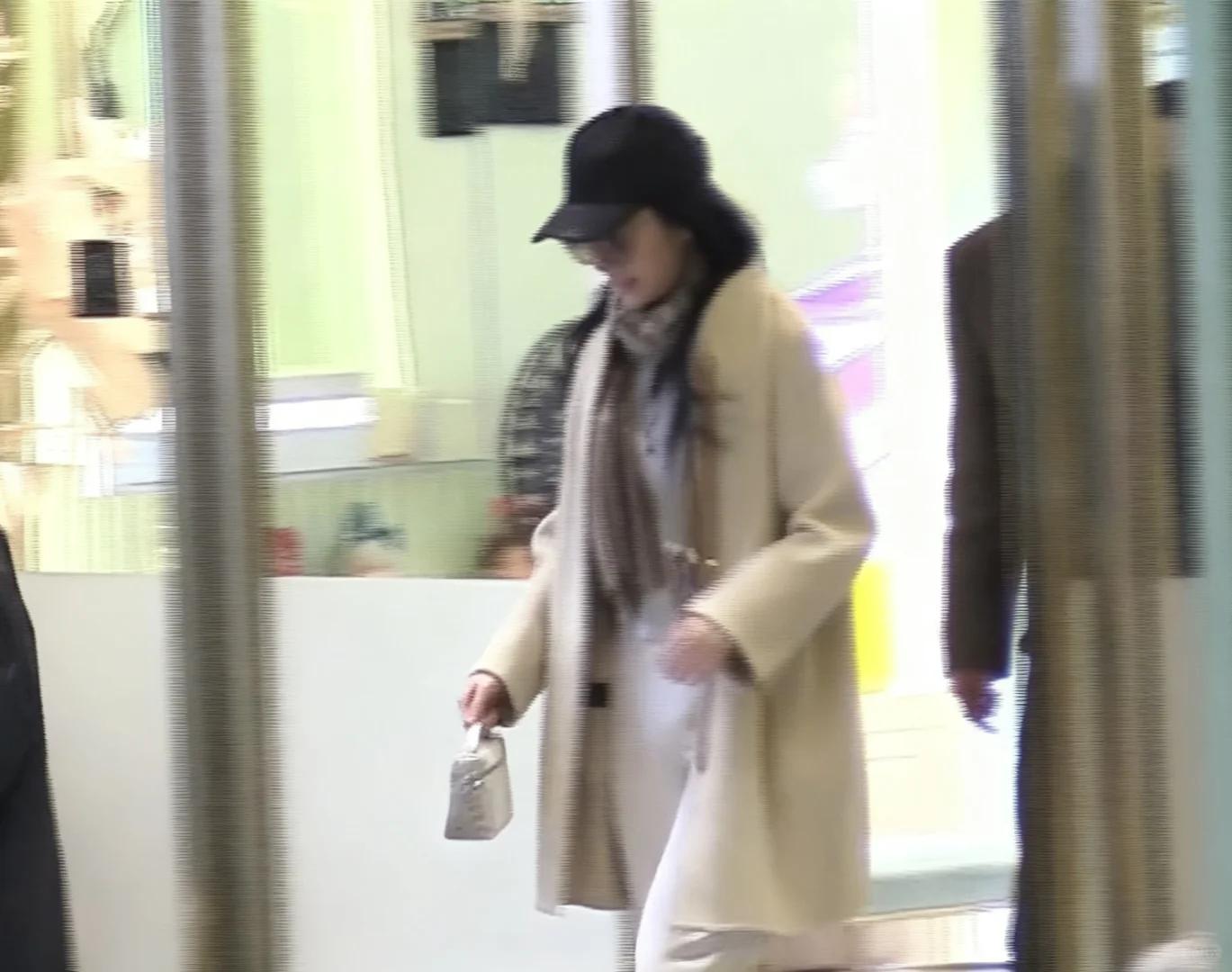 手拿40萬名牌包！資深女星「私下遛狗被巧遇」　一轉身「素顏完美狀態」網驚嘆：以為是少女