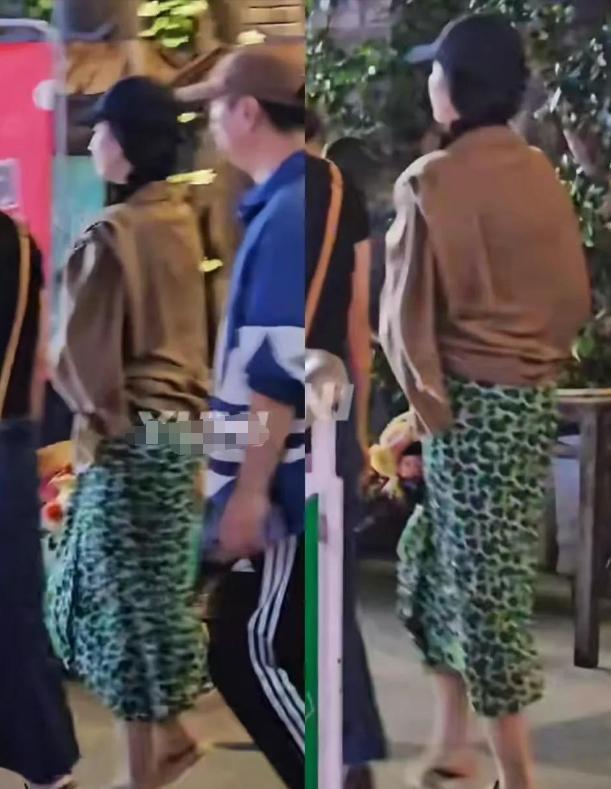 手拿40萬名牌包！資深女星「私下遛狗被巧遇」　一轉身「素顏完美狀態」網驚嘆：以為是少女