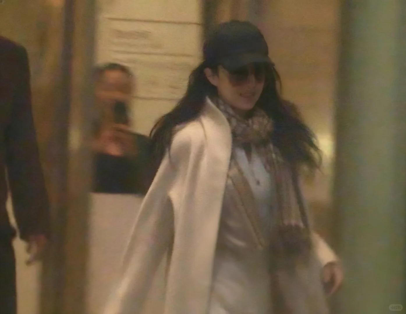 手拿40萬名牌包！資深女星「私下遛狗被巧遇」　一轉身「素顏完美狀態」網驚嘆：以為是少女