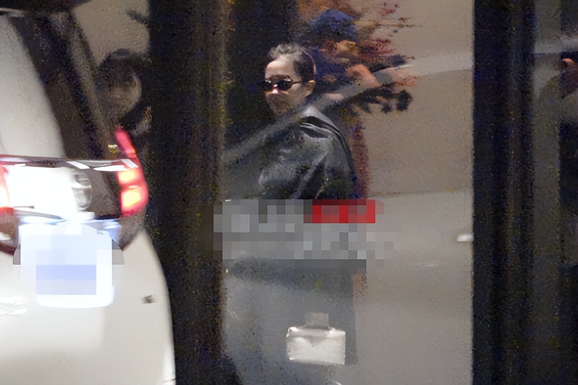 手拿40萬名牌包！資深女星「私下遛狗被巧遇」　一轉身「素顏完美狀態」網驚嘆：以為是少女