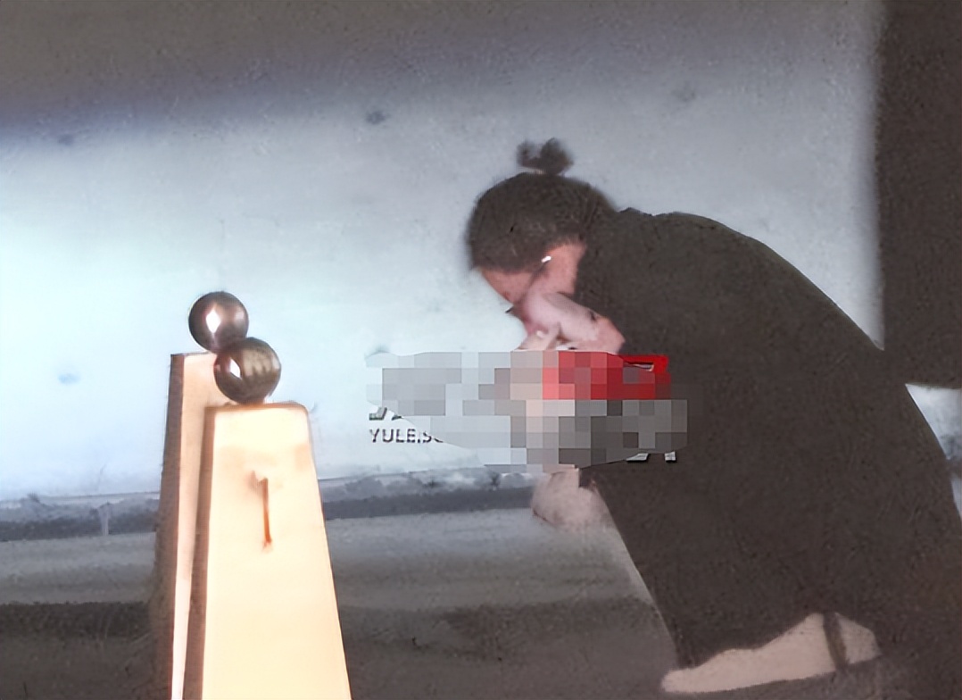 手拿40萬名牌包！資深女星「私下遛狗被巧遇」　一轉身「素顏完美狀態」網驚嘆：以為是少女