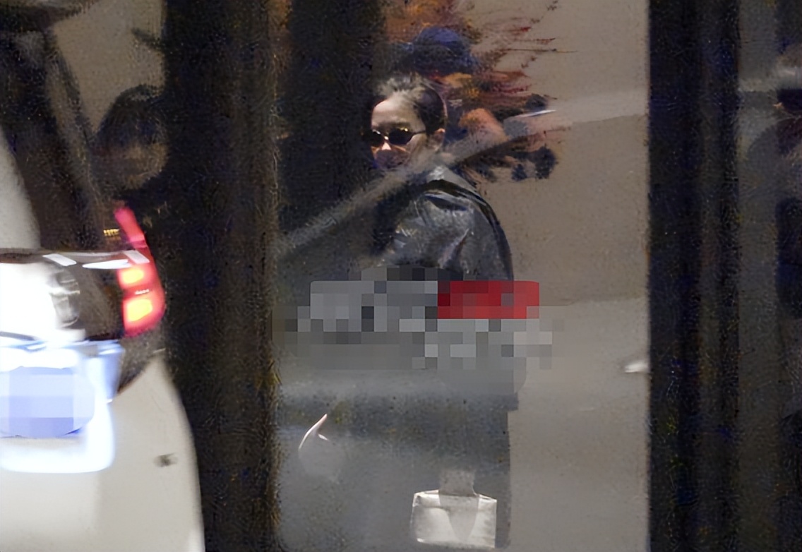 手拿40萬名牌包！資深女星「私下遛狗被巧遇」　一轉身「素顏完美狀態」網驚嘆：以為是少女