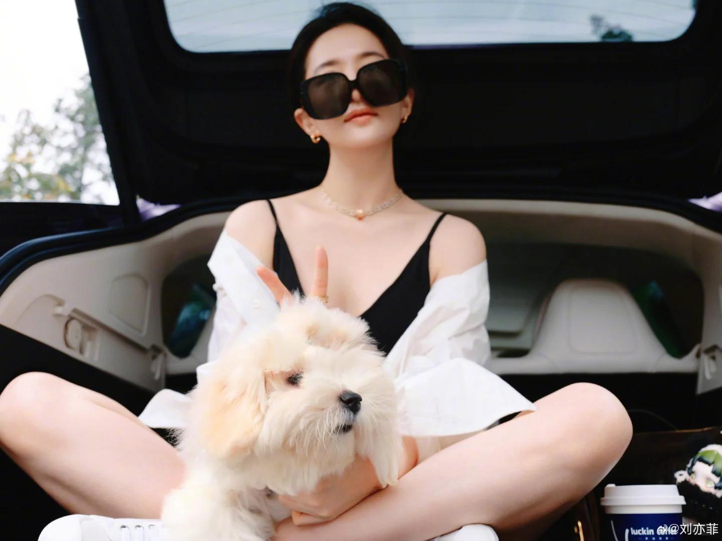 手拿40萬名牌包！資深女星「私下遛狗被巧遇」　一轉身「素顏完美狀態」網驚嘆：以為是少女