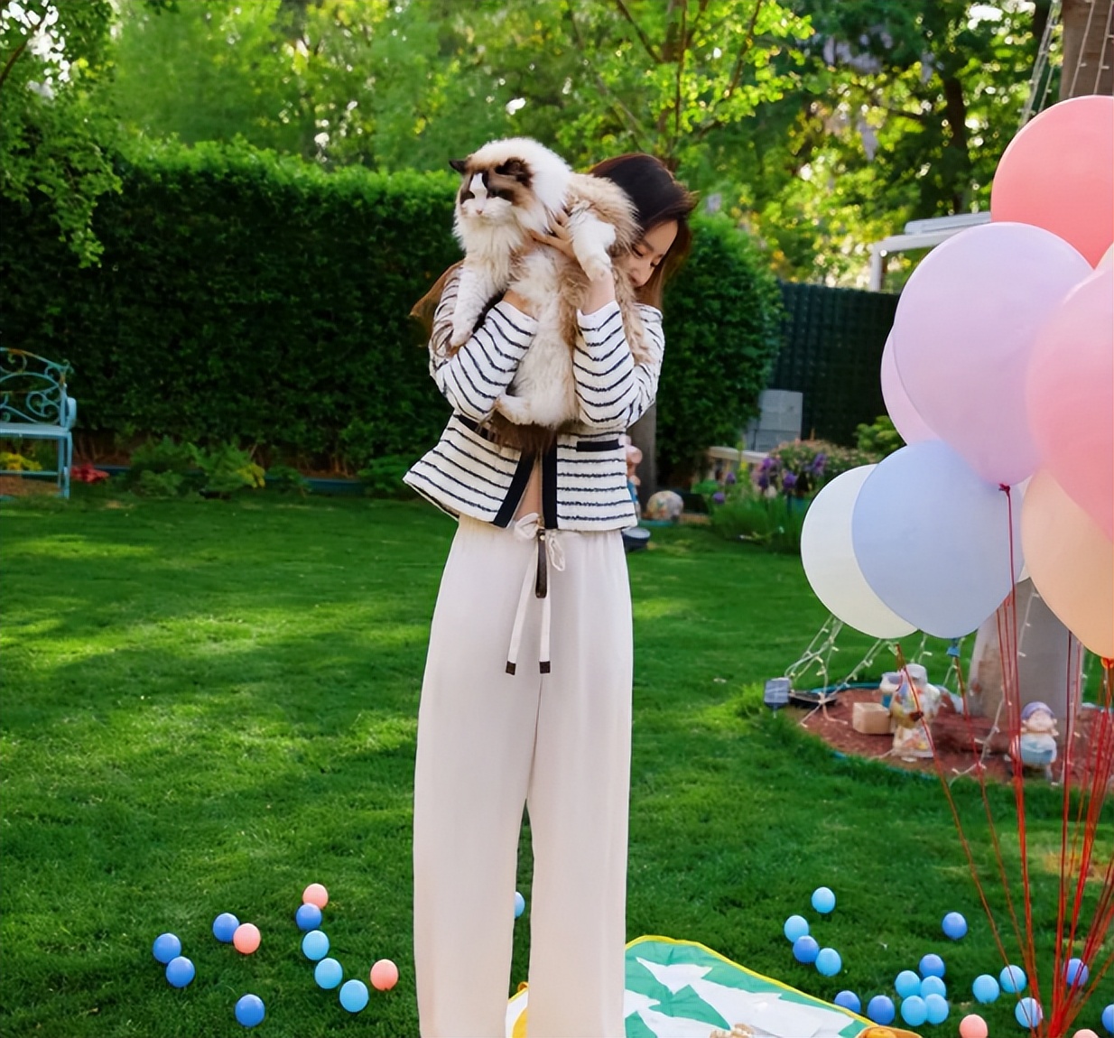 手拿40萬名牌包！資深女星「私下遛狗被巧遇」　一轉身「素顏完美狀態」網驚嘆：以為是少女