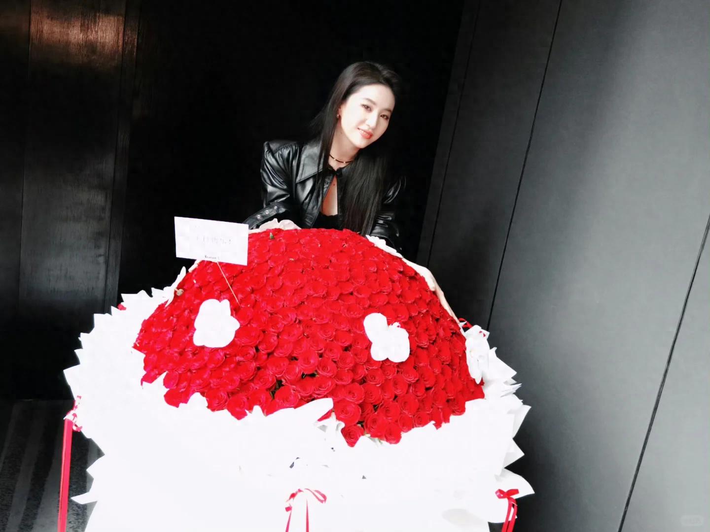 手拿40萬名牌包！資深女星「私下遛狗被巧遇」　一轉身「素顏完美狀態」網驚嘆：以為是少女