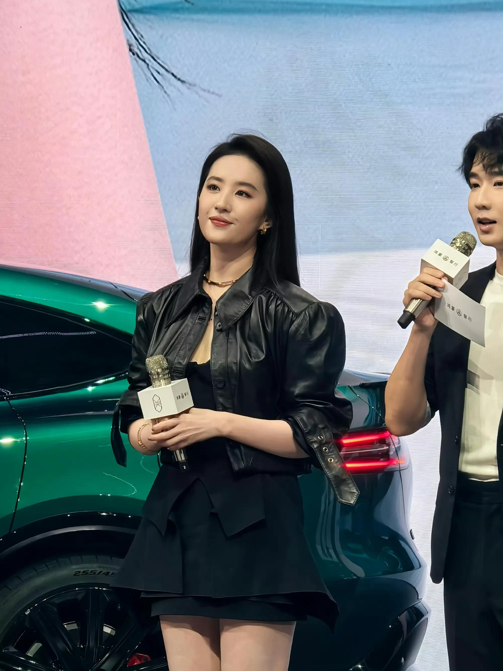 手拿40萬名牌包！資深女星「私下遛狗被巧遇」　一轉身「素顏完美狀態」網驚嘆：以為是少女