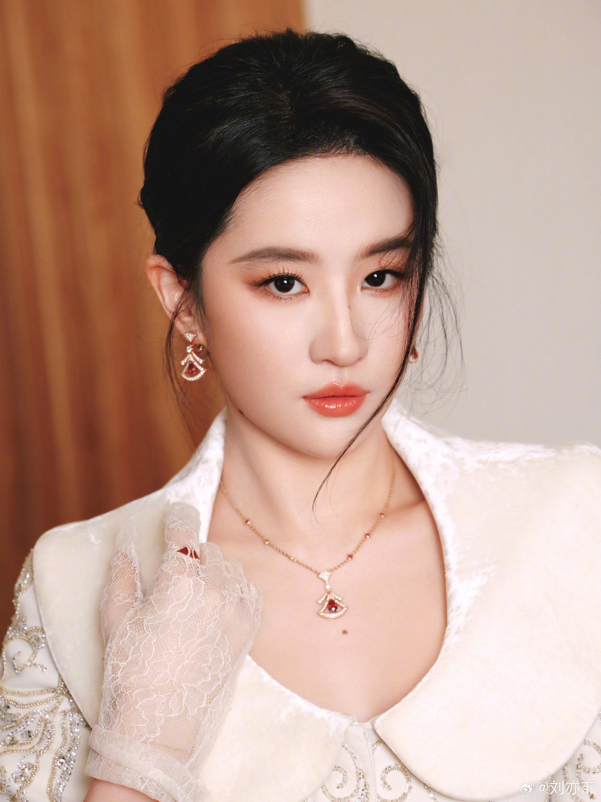 手拿40萬名牌包！資深女星「私下遛狗被巧遇」　一轉身「素顏完美狀態」網驚嘆：以為是少女