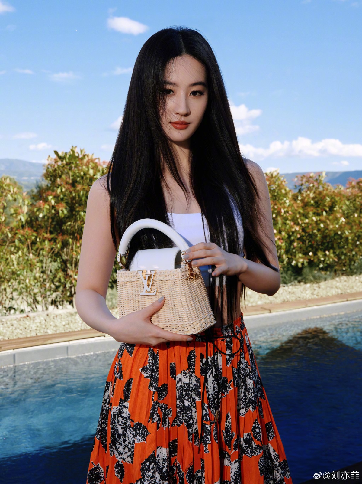 手拿40萬名牌包！資深女星「私下遛狗被巧遇」　一轉身「素顏完美狀態」網驚嘆：以為是少女