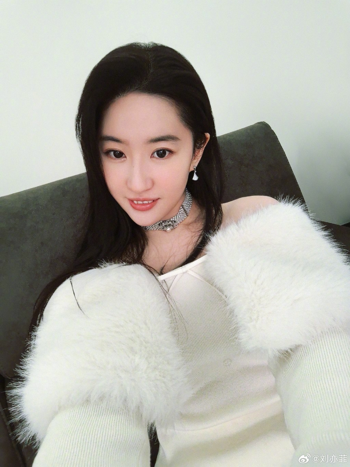 手拿40萬名牌包！資深女星「私下遛狗被巧遇」　一轉身「素顏完美狀態」網驚嘆：以為是少女