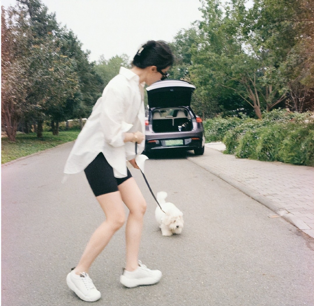 手拿40萬名牌包！資深女星「私下遛狗被巧遇」　一轉身「素顏完美狀態」網驚嘆：以為是少女