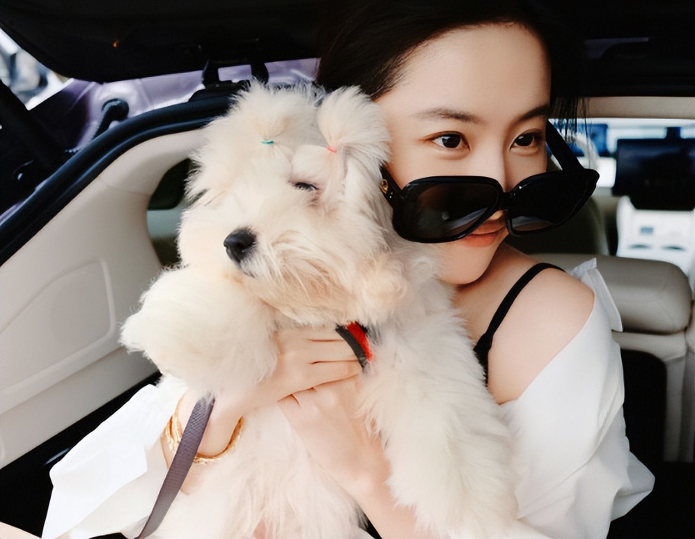 手拿40萬名牌包！資深女星「私下遛狗被巧遇」　一轉身「素顏完美狀態」網驚嘆：以為是少女