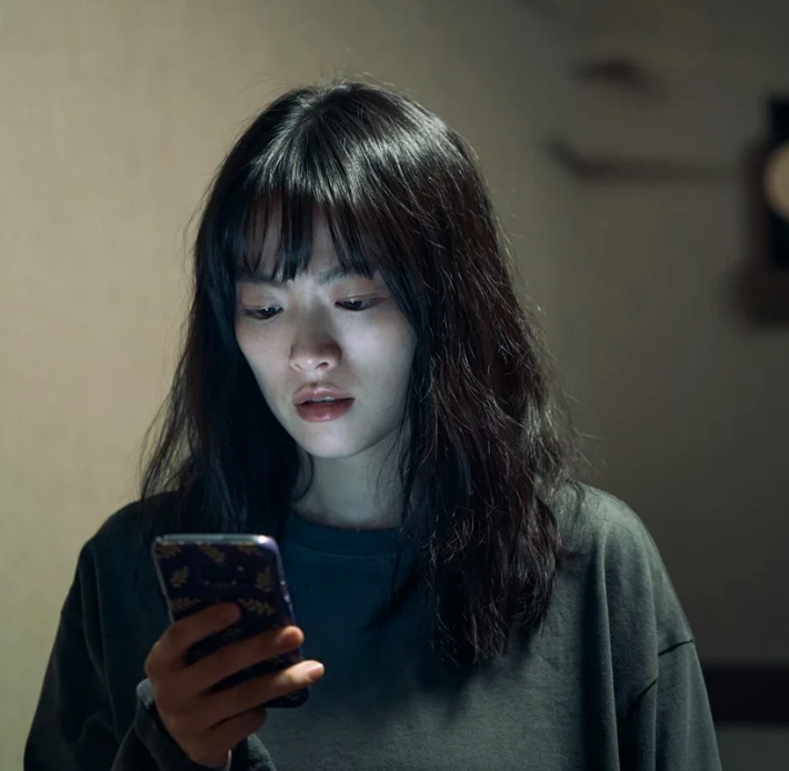 睡覺手機放枕頭旁會致癌？謠傳「手機電磁波」易引發腦瘤　醫師親解答「一狀況才會」快戒掉