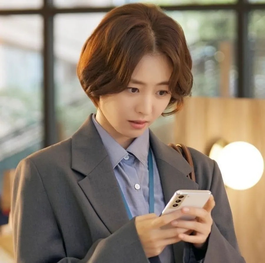 睡覺手機放枕頭旁會致癌？謠傳「手機電磁波」易引發腦瘤　醫師親解答「一狀況才會」快戒掉