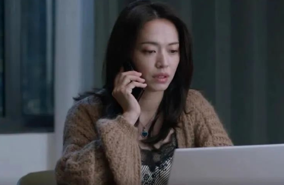 睡覺手機放枕頭旁會致癌？謠傳「手機電磁波」易引發腦瘤　醫師親解答「一狀況才會」快戒掉