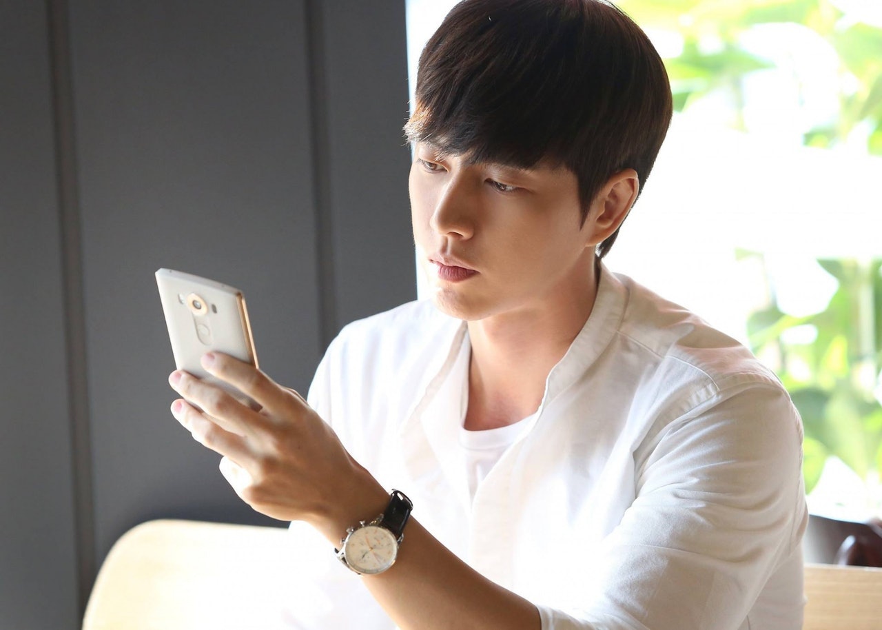 睡覺手機放枕頭旁會致癌？謠傳「手機電磁波」易引發腦瘤　醫師親解答「一狀況才會」快戒掉