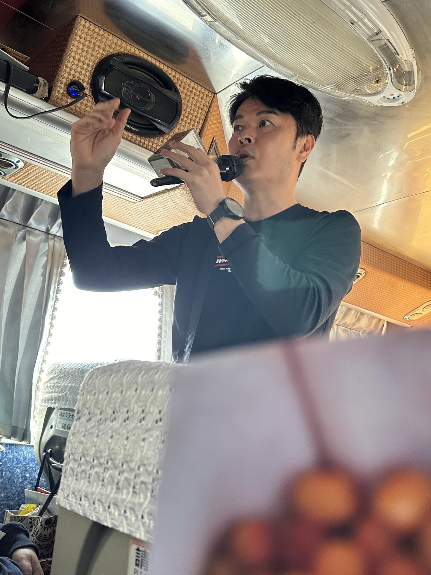 一定看過他演戲！本土劇大咖「驚現身遊覽車叫賣」　遊客驚嘆「26年長相零變化」