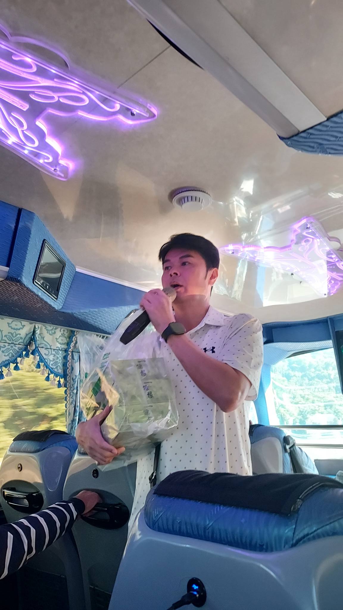 一定看過他演戲！本土劇大咖「驚現身遊覽車叫賣」　遊客驚嘆「26年長相零變化」