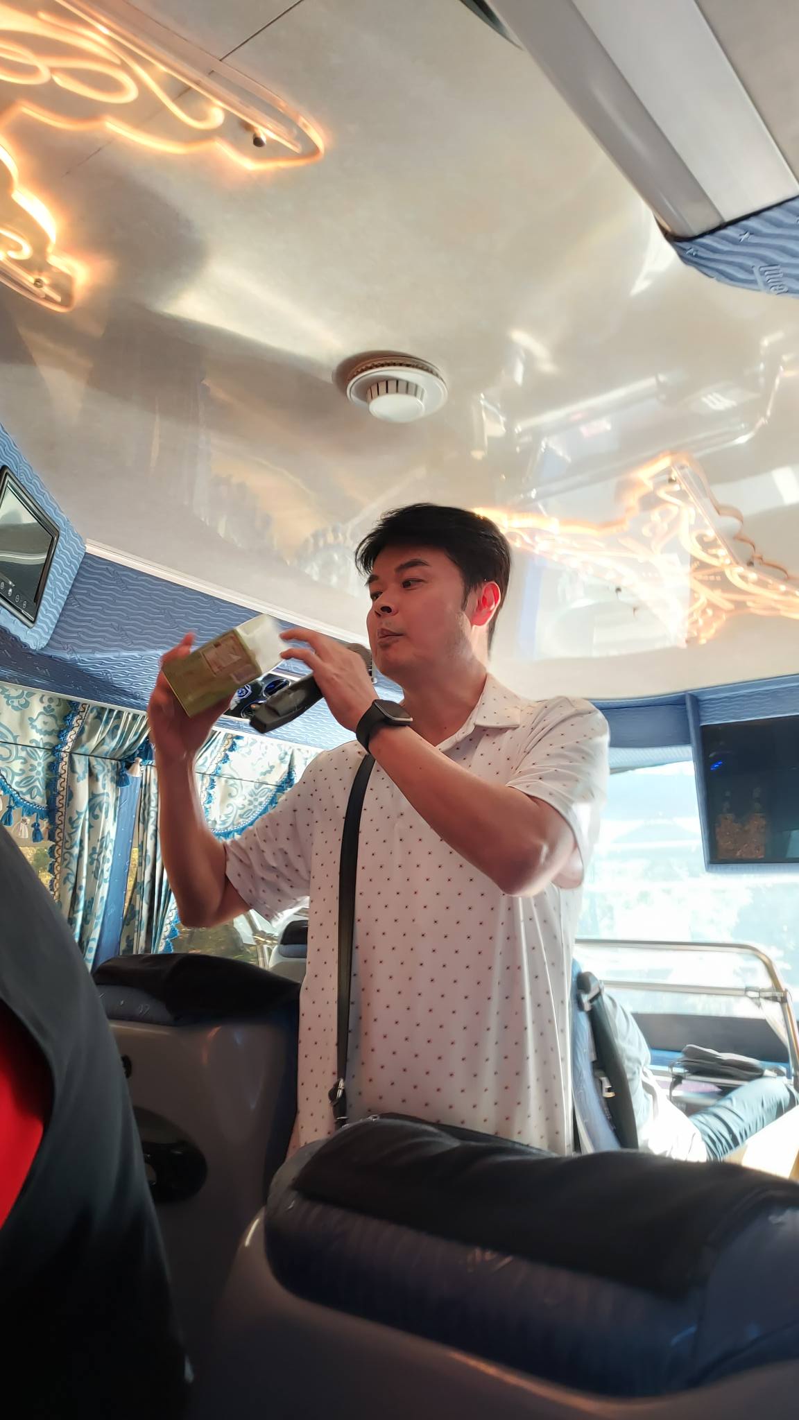 一定看過他演戲！本土劇大咖「驚現身遊覽車叫賣」　遊客驚嘆「26年長相零變化」