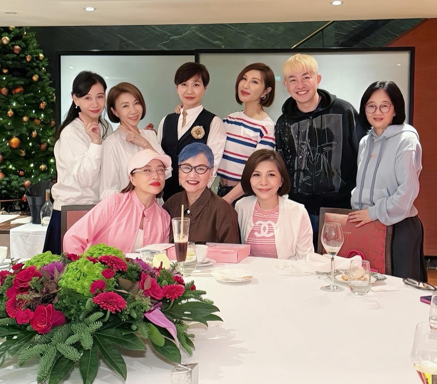 現場眾星雲集!利菁PO聚餐照「罕見集結6大天后」 驚見「消失6年大咖」網驚呼:含金量太高