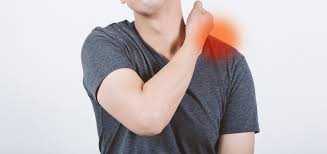 不菸不酒又強壯！年輕男肩膀痛「推拿復健都沒用」　一照是「10公分腫瘤已癌末」醫：僅一招可保命