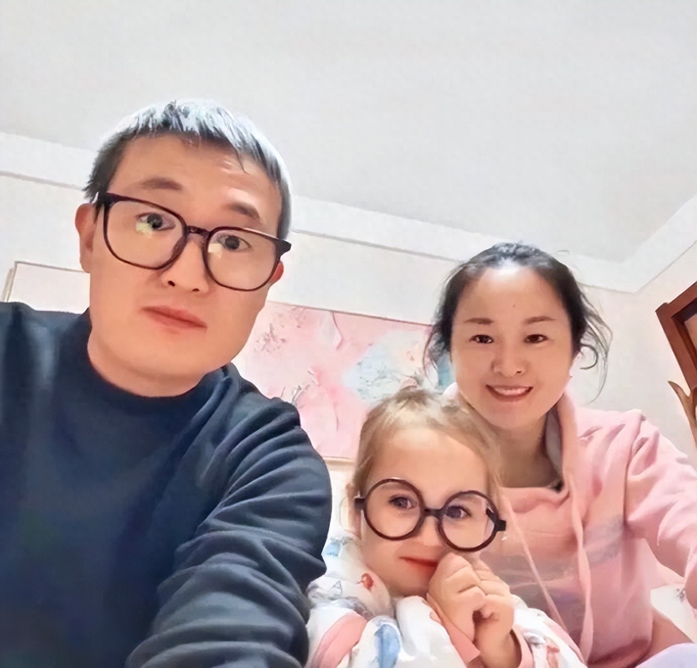 長越大越疑惑！夫妻都是亞洲人「卻生出金髮碧眼萌娃」　以為抱錯了「真相大白」全家族傻眼