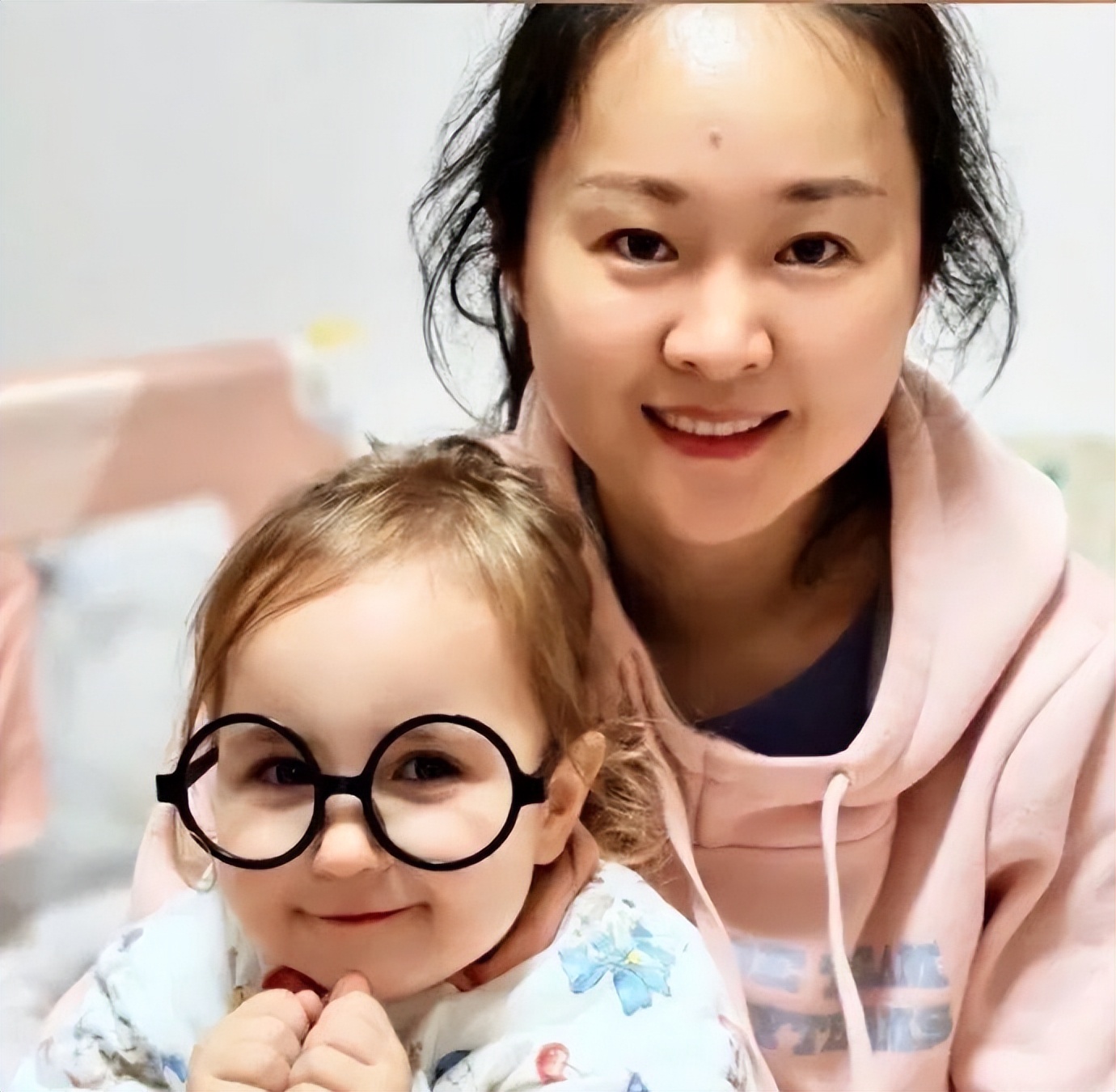 長越大越疑惑！夫妻都是亞洲人「卻生出金髮碧眼萌娃」　以為抱錯了「真相大白」全家族傻眼