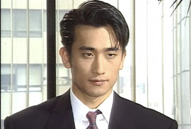 被封最英俊公公！58歲大咖男星「西裝現身兒子婚禮」 父子罕見同框網驚嘆：「帥不過爸爸...」