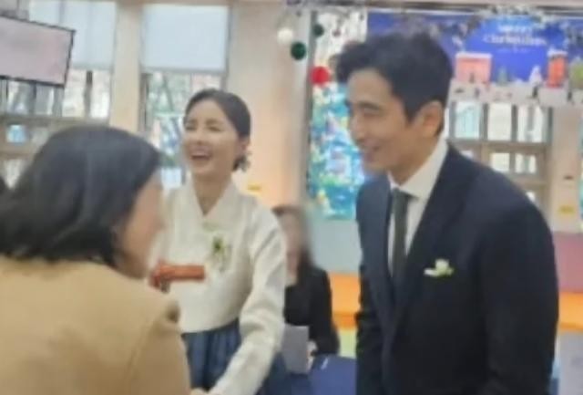 被封最英俊公公！58歲大咖男星「西裝現身兒子婚禮」 父子罕見同框網驚嘆：「帥不過爸爸...」