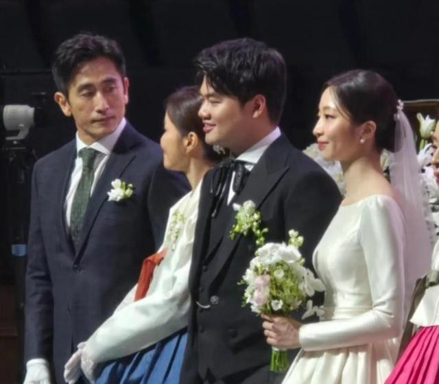 被封最英俊公公！58歲大咖男星「西裝現身兒子婚禮」 父子罕見同框網驚嘆：「帥不過爸爸...」