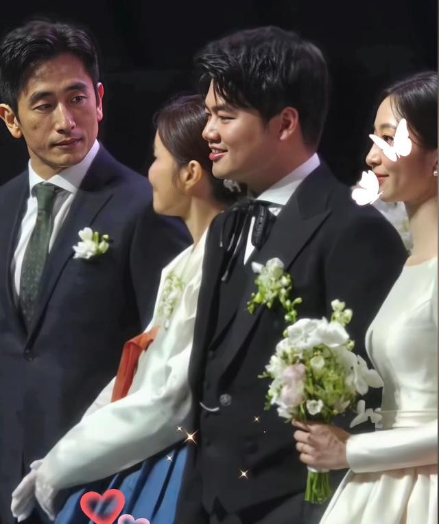 被封最英俊公公！58歲大咖男星「西裝現身兒子婚禮」 父子罕見同框網驚嘆：「帥不過爸爸...」