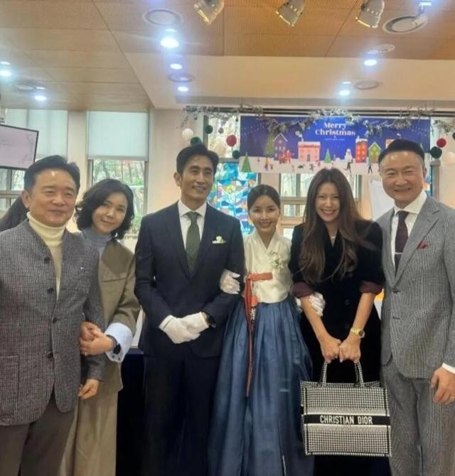 被封最英俊公公！58歲大咖男星「西裝現身兒子婚禮」 父子罕見同框網驚嘆：「帥不過爸爸...」