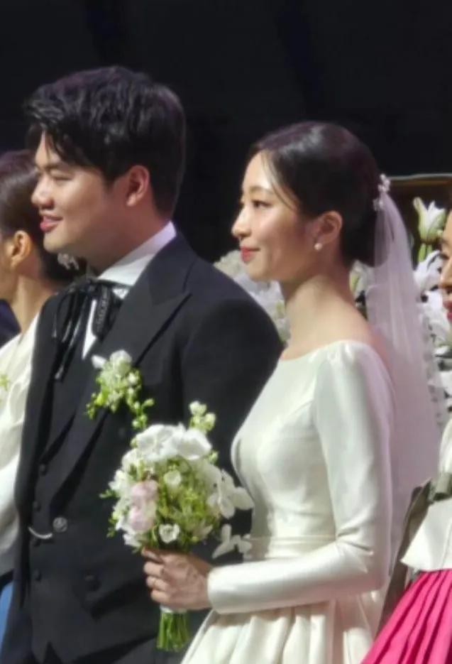 被封最英俊公公！58歲大咖男星「西裝現身兒子婚禮」 父子罕見同框網驚嘆：「帥不過爸爸...」