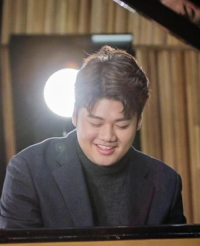 被封最英俊公公！58歲大咖男星「西裝現身兒子婚禮」 父子罕見同框網驚嘆：「帥不過爸爸...」