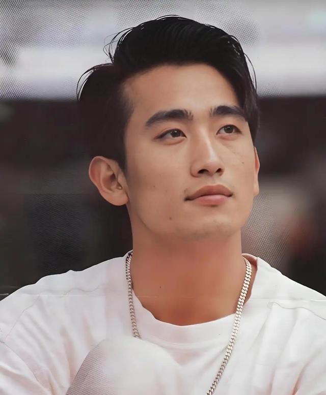 被封最英俊公公！58歲大咖男星「西裝現身兒子婚禮」 父子罕見同框網驚嘆：「帥不過爸爸...」