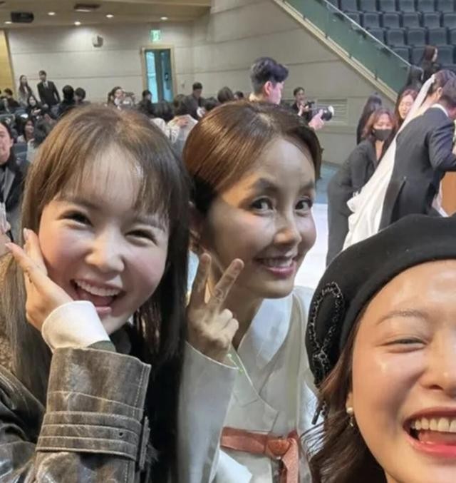 被封最英俊公公！58歲大咖男星「西裝現身兒子婚禮」 父子罕見同框網驚嘆：「帥不過爸爸...」