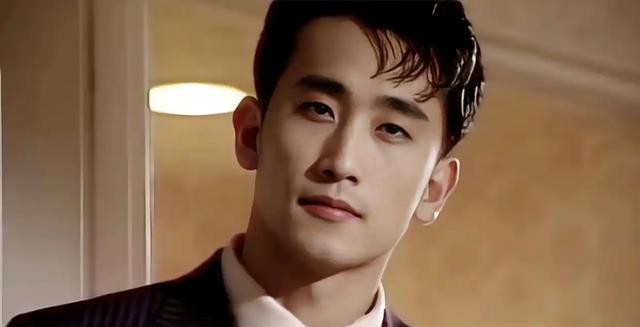 被封最英俊公公！58歲大咖男星「西裝現身兒子婚禮」 父子罕見同框網驚嘆：「帥不過爸爸...」