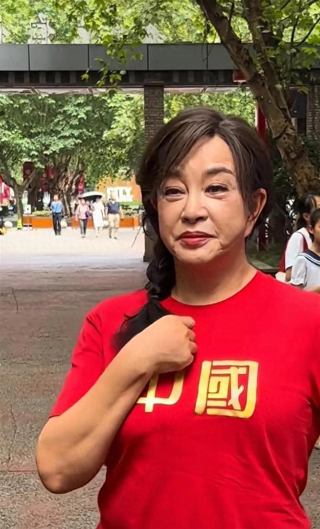 錄影中途出意外！75歲女星「出外景驚傳重摔」走不了路　不輕言退休「最新近況惹心疼」網嘆：別再硬撐了...