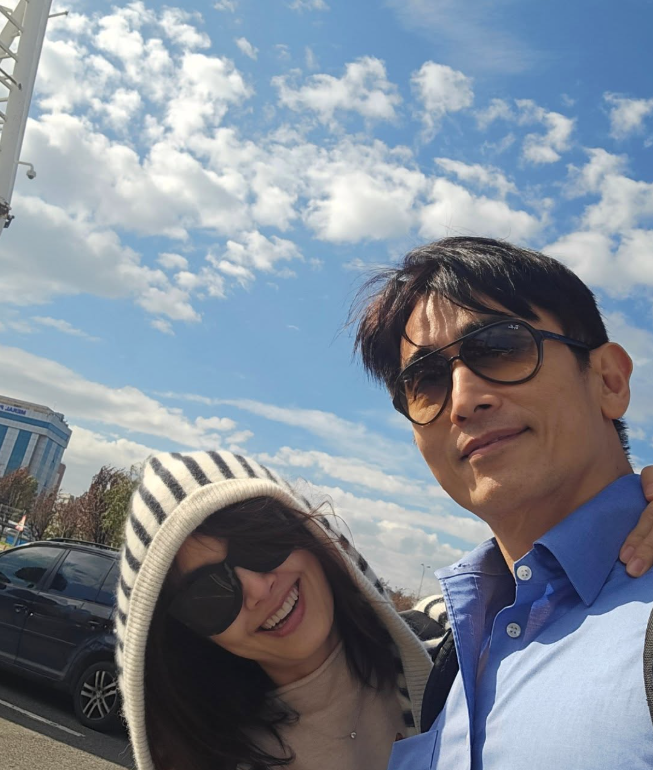 被封最英俊公公！58歲大咖男星「西裝現身兒子婚禮」 父子罕見同框網驚嘆：「帥不過爸爸...」