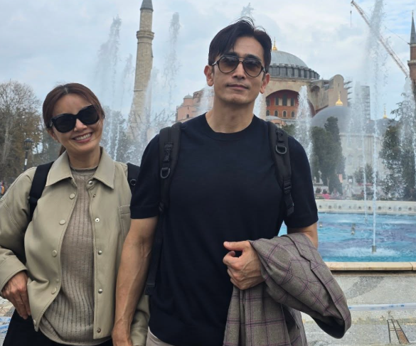 被封最英俊公公！58歲大咖男星「西裝現身兒子婚禮」 父子罕見同框網驚嘆：「帥不過爸爸...」