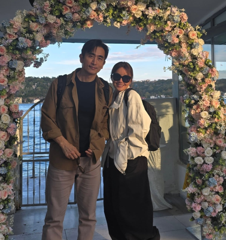 被封最英俊公公！58歲大咖男星「西裝現身兒子婚禮」 父子罕見同框網驚嘆：「帥不過爸爸...」